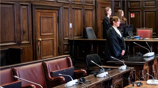 Die Verteidigerin steht zunächst ohne ihre Mandantin im Gerichtsaal, weil die wahrscheinlich psychisch kranke Beschuldigte erst hereingeführt wird, nachdem die Fotografen gegangen sind. 