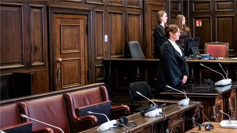 Die Verteidigerin steht zunächst ohne ihre Mandantin im Gerichtsaal. Die wahrscheinlich psychisch kranke Beschuldigte wird erst hereingeführt, nachdem die Fotografen gegangen sind. 