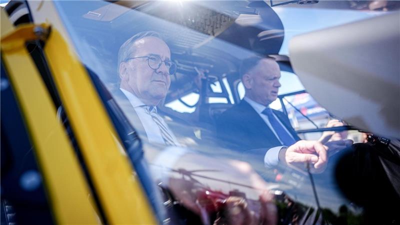 Die Verteidigungsminister Boris Pistorius (SPD) und David McGuinty im Hubschrauber.