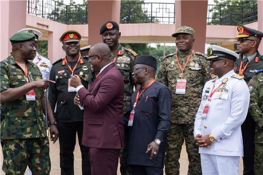 Die Verteidigungsminister der Länder der Wirtschaftsgemeinschaft Westafrikanischer Staaten (Ecowas) mit Ausnahme von Mali, Burkina Faso, Tschad, Guinea und Niger posieren für ein Gruppenfoto.