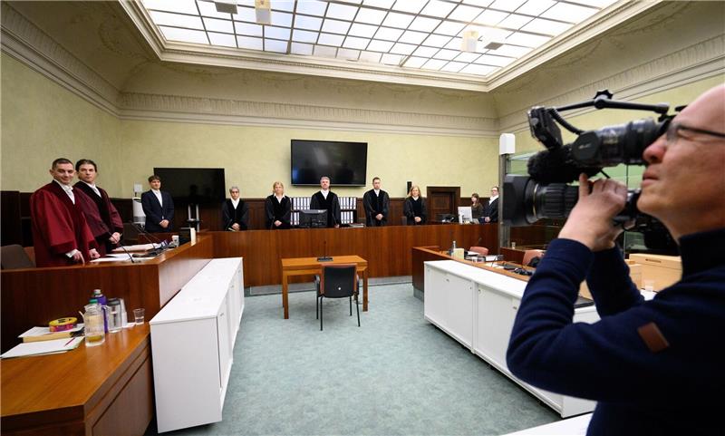 Die Vertreter der Anklage, der Vorsitzende Richter und andere Richter und Gerichtsmitarbeiter am Kammergericht Berlin.