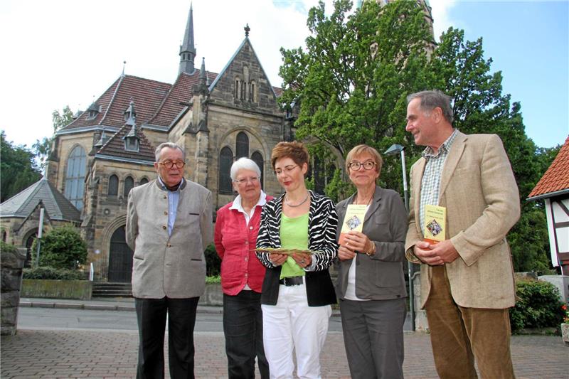 Die Vertreter der Kirchengemeinden präsentieren ihren gemeinsamen Denkmals-Flyer.  Foto: Schlegel