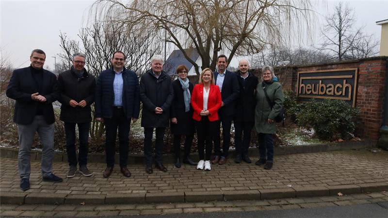 Olaf Lies und Dunja Kreiser informieren sich über Firma Heubach Die Vertreter der lokalen und regionalen Politik treffen sich bei der Firma Heubach. Dazu eingeladen haben SPD-Bundestagsdirektkandidatin Dunja Kreiser und Minister Olaf Lies (2. und 3. v.r.).