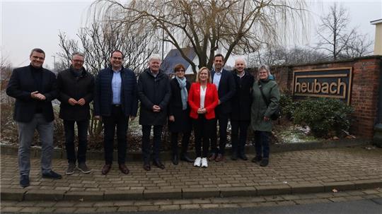 Die Vertreter der lokalen und regionalen Politik treffen sich bei der Firma Heubach. Dazu eingeladen haben SPD-Bundestagsdirektkandidatin Dunja Kreiser und Minister Olaf Lies (2. und 3. v.r.).