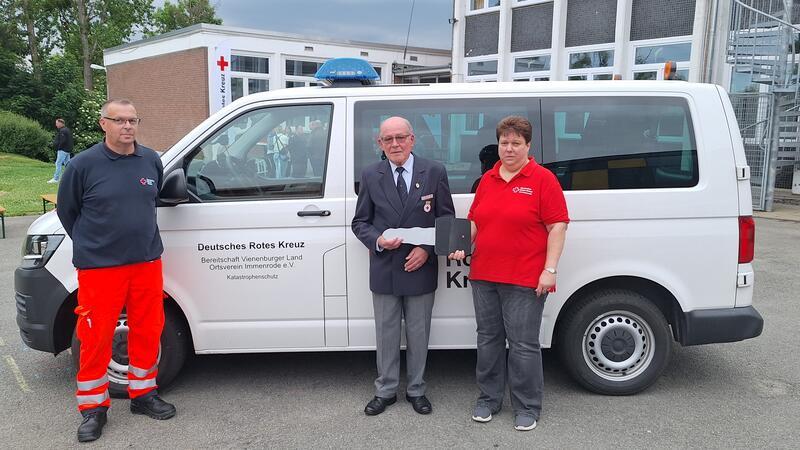 Die Vertreter des DRK-Ortsvereins Stefan Bock (v.l.), Egbert von Hof und Kerstin Thom (1. Vors. vor dem neuen MTW.