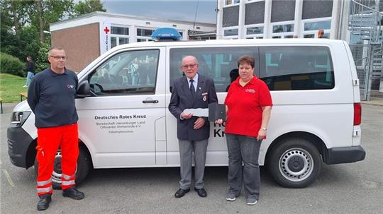 Die Vertreter des DRK-Ortsvereins Stefan Bock (v.l.), Egbert von Hof und Kerstin Thom (1. Vors. vor dem neuen MTW.