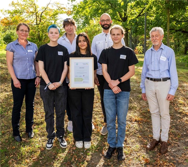 Harzburger Siemens-Gymnasium erneut „Klimaneutrale Schule“ Die Vertreter des WvS (Mitte) bekommen bereits zum zweiten Mal hintereinander die Auszeichnung „Klimaneutrale Schule“ verliehen. Foto: KEAN/Ulrich Pucknat