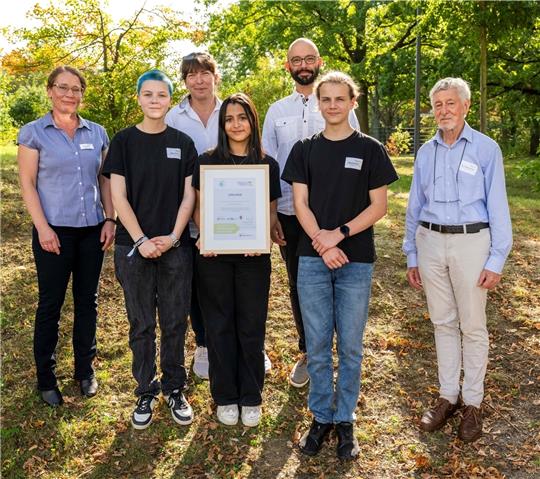 Die Vertreter des WvS (Mitte) bekommen bereits zum zweiten Mal hintereinander die Auszeichnung „Klimaneutrale Schule“ verliehen. Foto: KEAN/Ulrich Pucknat