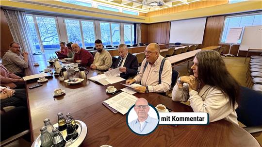 Die Vertreterinnen und Vertreter der Ordnungsämter sowie Bürgermeister Ralf Abrahms (Mitte) hören von Klaudia Klensmann und Michael Prinz (v.r.) wie die Situation im Tierheim aktuell ist.