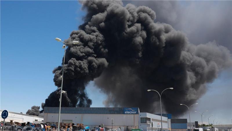 Die Verwaltung der südspanischen Stadt Alcalá de Guadaíra bei Sevilla rief die Bewohner auf, sich wegen eins Brandes in einer Lagerhalle mit Chemikalien möglichst nicht im Freien aufzuhalten.