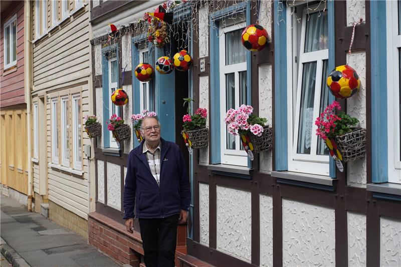 Wildemann: Fußball-Haus von Familie Fuchs ist eine Attraktion Die Verzierungen bastelt Frank Fuchs selbst. Am Abend wird das Haus auch noch von einer Lichterkette beleuchtet. Foto: Bode