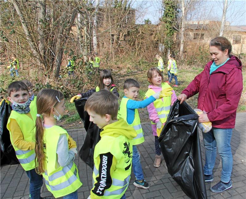 Startschuss für das große Müllsammeln in Goslar Die Vienenburger Grundschule war im ganzen Ortsteil unterwegs. Foto: Hohaus
