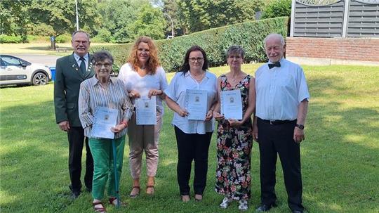 Die Vienenburger Schützen ehren verdiente und langjährige Mitglieder: Hartmut Richter (von links), Annemarie Lechner, Elke Hasse, Frauke Biehl, Nicole Diedrichs und Günther Meyer.