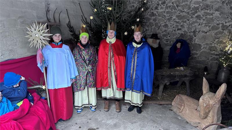 Die Vienenburger Sternsinger zu Besuch bei Maria und Josef im Ziegenstall an der Sennhütte.