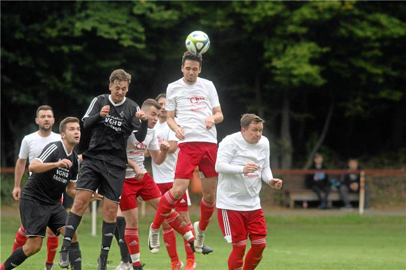FC Groß Döhren: Absturz ohne echte Gründe Die Vier-Spiele-Sperre für Robert Munka (re.) sieht Groß Döhrens Spielertrainer Tim Sonnenberg als eine Ursache für den Fehlstart ins Jahr 2023. Foto: Gietemann