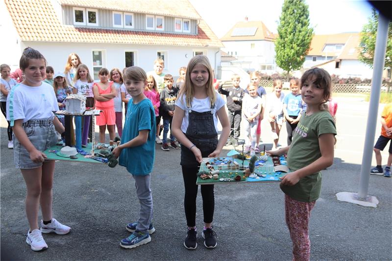 Die Viertklässler (v.li.) Luisa Meiners (9) und Sirius-Raphael Voges (9) mit ihrem Gewinnermodell mit einem Baumhaus im Zentrum der Bastelarbeit und daneben die Zweitplatzierten Nele Habig (10) und Emmelie Hoffmann (9).  Fotos: Neddermeier