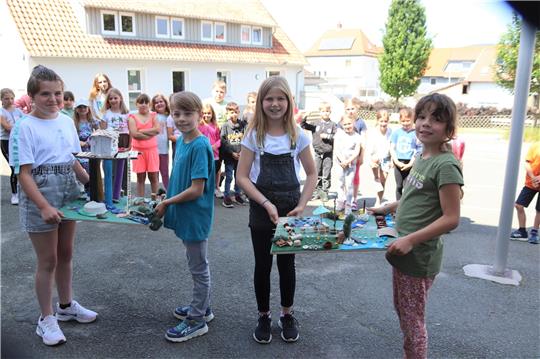 Die Viertklässler (v.li.) Luisa Meiners (9) und Sirius-Raphael Voges (9) mit ihrem Gewinnermodell mit einem Baumhaus im Zentrum der Bastelarbeit und daneben die Zweitplatzierten Nele Habig (10) und Emmelie Hoffmann (9).  Fotos: Neddermeier