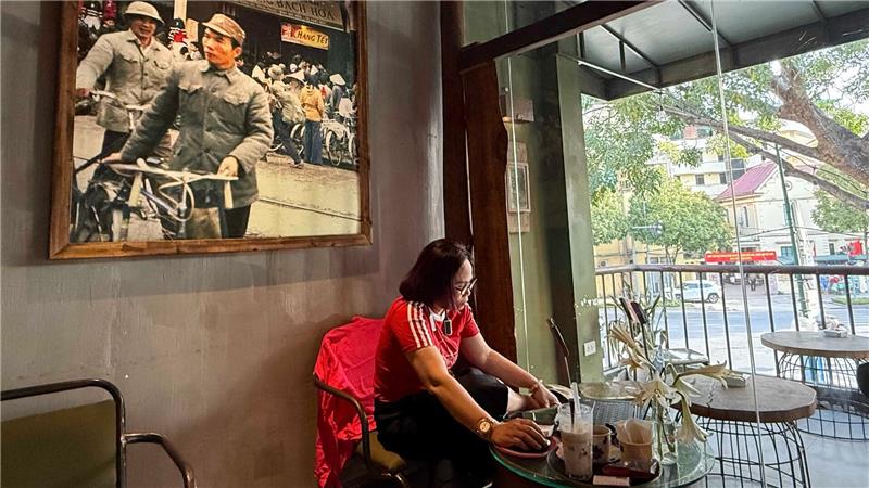 Die Vietnamesen lieben ihr Cong Caphe - aber auch viele Touristen kommen.