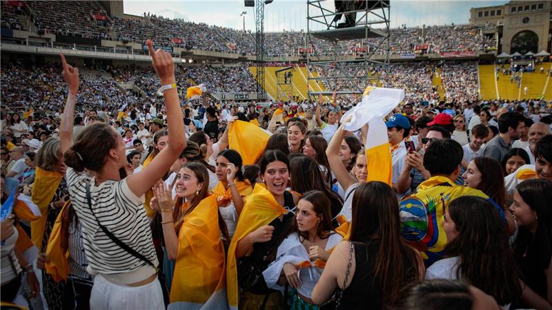 Papst hält Vigilie mit 40.000 in Barcelona Die Vigilie mit rund 40.000 Teilnehmern im Olympiastadion war die größte Veranstaltung während des zweitägigen Aufenthalts des Papstes in Barcelona.