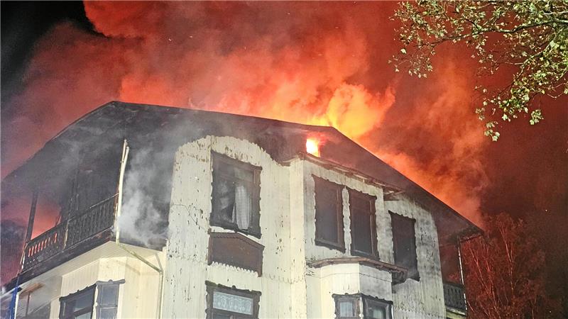 Stadt Goslar schreibt Abriss der „Villa Helene“ erneut aus Ein mehrstöckiges Haus steht nachts in Flammen, Rauch steigt aus den Fenstern und dem Dach auf