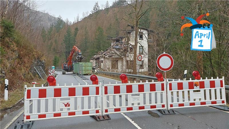 Das Foto zeigt im Vordergrund die mit weiß-roten Baken gesperrte B 498. Im Hintergrund befördert ein Bagger Trümmer der eingerissenen "Villa Helene" in einen grünen Container.