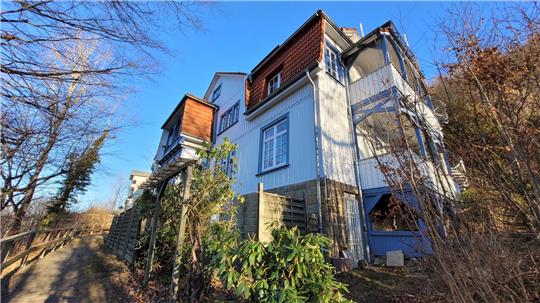 Die Villa Waldpark heute. Noch immer trägt die Holzfassade ihre typisch blau-weiße Färbung.