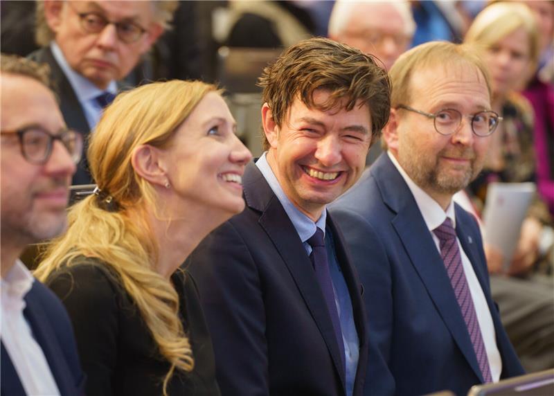 Bundesverdienstkreuz für Virologin Sandra Ciesek Die Virologin Sandra Ciesek im Jahr 2021 vor der Verleihung des Hessischen Kulturpreis neben dem Virologen Christian Drosten. Foto: Frank Rumpenhorst/dpa