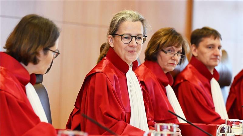 Der Weg zum Heizungsgesetz: Worum geht es in Karlsruhe? Die Vizepräsidentin des Gerichts, Ann-Katrin Kaufhold, eröffnet die Verhandlung.