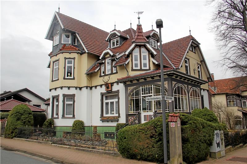 Villa Heyke: Wo Historismus auf Jugendstil trifft Die Vllia Heyke steht an der Ecke Golfstraße/Breitenberg und ist heute noch im Besitz der Familie. In den vergangenen Jahren wurden dort viele Familien beherbergt und einige Restaurierungen vorgenommen. Im Jahr 1980 gewann die Familie mit dem Haus den Fassadenwettbewerb Bad Harzburg. Der gusseiserne Hirschkopf (16 Ender) schmückt noch immer die Fassade der Villa. Foto: Jenzora