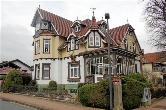 Die Vllia Heyke steht an der Ecke Golfstraße/Breitenberg und ist heute noch im Besitz der Familie. In den vergangenen Jahren wurden dort viele Familien beherbergt und einige Restaurierungen vorgenommen. Im Jahr 1980 gewann die Familie mit dem Haus den Fassadenwettbewerb Bad Harzburg. Der gusseiserne Hirschkopf (16 Ender) schmückt noch immer die Fassade der Villa. Foto: Jenzora
