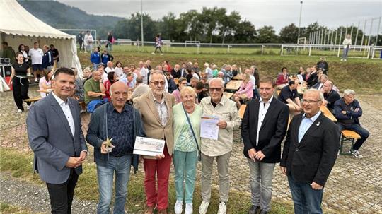 Die Volksbankvorstände Heino Oehring (l.) und Mathias Koch (2.v.r.) ehren zusammen mit Kreissportbund-Vize Dr. Johann Alberts (r.) den Casinotanzclub um seinen Vorsitzenden Jürgen Vogelbein (2.v.l.) mit einem großen Stern des Sports in Bronze.