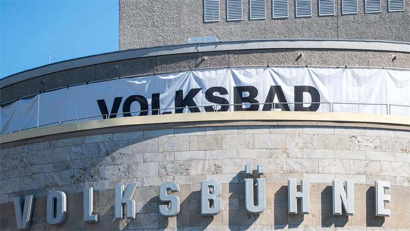 Die Volksbühne hat ein temporäres Schwimmbad aufgebaut.
