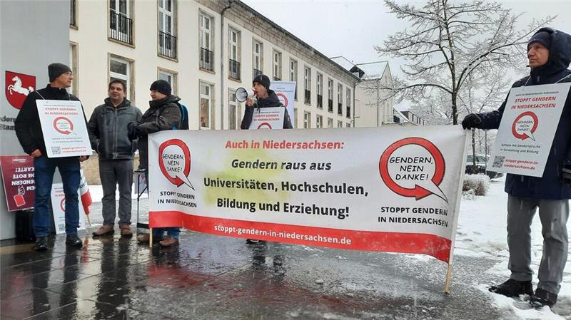 Die Volksinitiative demonstriert vor der Staatskanzlei. 