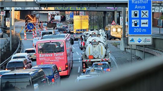 Die Vollsperrung der Ringbahnbrücke sorgt für lange Staus im Westen Berlins. 
