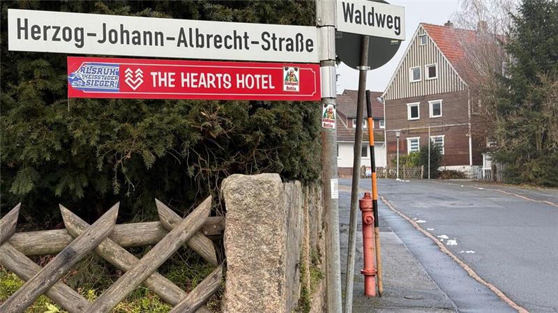Die Vollsperrung der Straße „Waldweg“ für eine Veranstaltung von "The Hearts Hotel" sorgt in der Ratssitzung für Nachfragen.