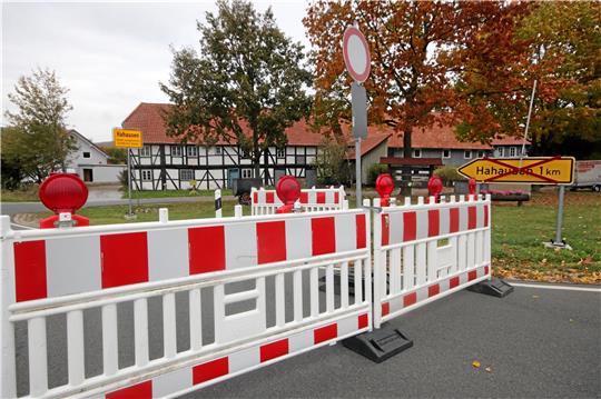 Die Vollsperrung ist eingerichtet: Bis zum Ende der Herbstferien am 31. Oktober wird die Asphaltdecke der Hahäuser Ortsdurchfahrt im Zuge der Kreisstraße 35 erneuert. Fotos: Gereke