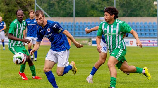 Die Vorbereitung ist abgeschlossen, wie hier mit einem Testspiel gegen Stahl Thale (7:2), jetzt wird es für den Goslarer SC 08 und Marvin Weiske (am Ball) in der ersten Runde des Bezirkspokals gegen Vahdet Salzgitter ernst. 