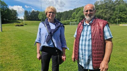 Die Vorbereitungen für das Jubiläumsfest des TuS sind im vollen Gange. Dort, wo Vorsitzende Petra Hubert und Mitorganisator Heinz Broi stehen, werden am 17. August die Stationen aufgebaut sein.