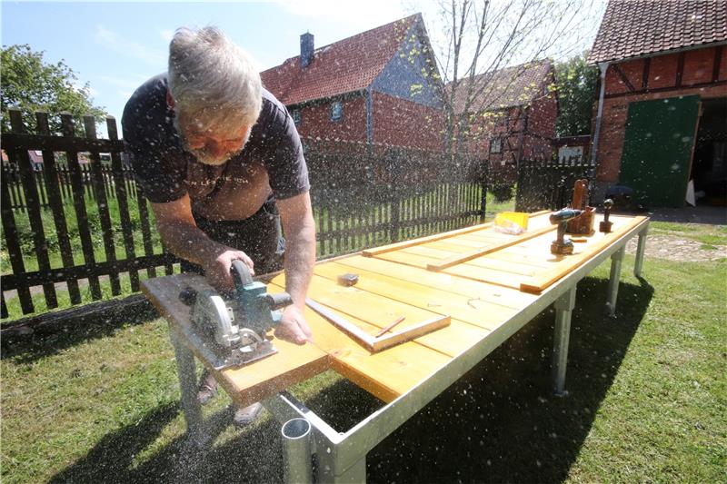 Die Vorbereitungen für den Mühlentag in Abbenrode laufen: Auf die Stahlkonstruktion kommen die Holzbretter – insgesamt sind es sechs Podeste, die zusammengestellt eine 36 Quadratmeter große Bühne ergeben. Foto: Gereke