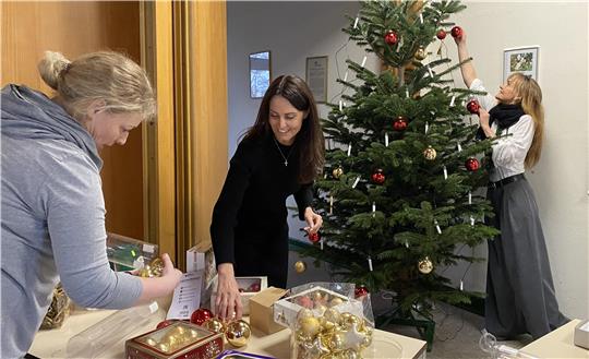 Am 4. Advent schmücken Yvonne Kaps, Anja Fuhrmann und Christiane Hülser (v.l.) den Baum für das Weihnachtszimmer.
