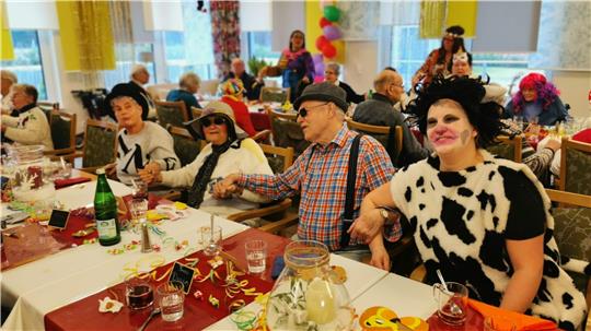 Die Vorfreude auf Fasching ist groß in der Tagespflege der Diakonie in Clausthal-Zellerfeld. Alljährlich verkleiden sich die Gäste und Mitarbeiterinnen.