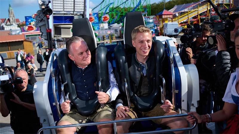 „O’zapft is“: In München beginnt das Oktoberfest Die Vorfreude auf das Oktoberfest steigt: OB Dominik Krause (r) und Wiesn-Chef Christian Scharpf sitzen schon einmal Probe.