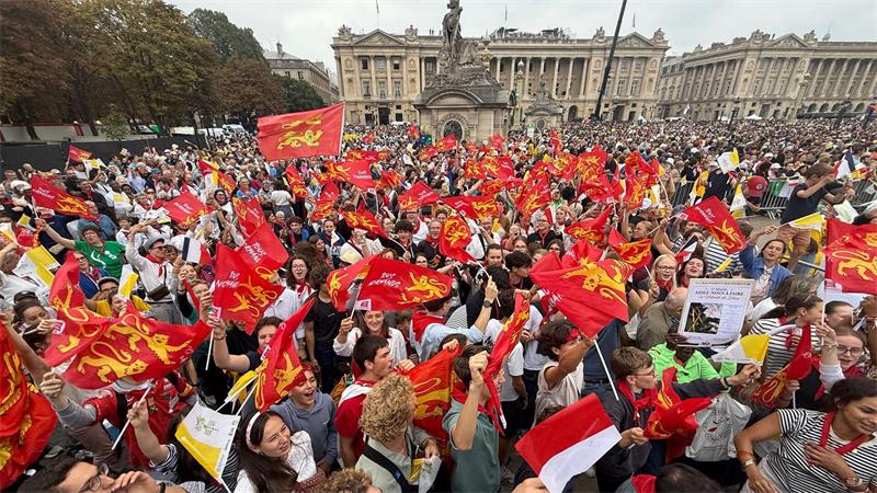 Die Vorfreude bei den wartenden Menschen ist groß.