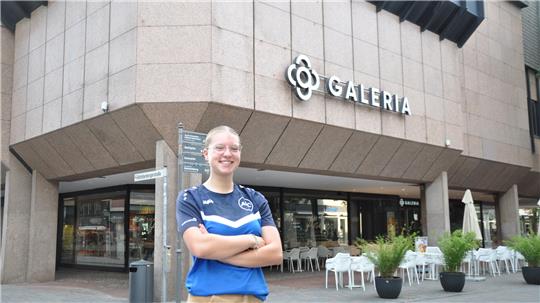 Die Vorfreude ist groß: Im Trikot des Regie führenden Sportvereins ASV Göttingen posiert Amalia Saupe noch einmal in der Goslarer Altstadt, bevor es für ein Jahr nach Sambia in Afrika geht.