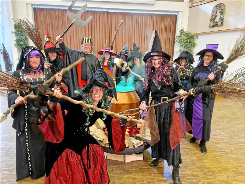 Die Vorfreude und Aufregung der Altenauer Bruchberghexen und des Oberteufels sind groß: Am Sonntag steigt zu Walpurgis der Tanz um den leuchtenden Hexenkessel im Kurpark. Damit bei der Performance alles klappt, wird aktuell auf Hochtouren geprobt. Foto: Knoke
