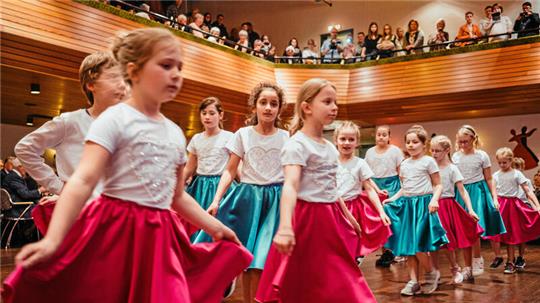 Die Vorführungen der verschiedenen Tanzgruppen (im Bild sind die Kleinsten – die Tanzkids – zu sehen) gehören zu den Hightlights des Winterballs.