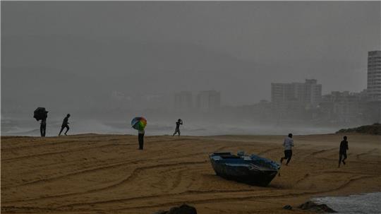 Zyklon trifft auf Indiens Küste – 100.000 Menschen evakuiert Die Vorläufer eines schweren Zyklons sind schon zu spüren, Zehntausende Menschen bringen sich in Sicherheit.