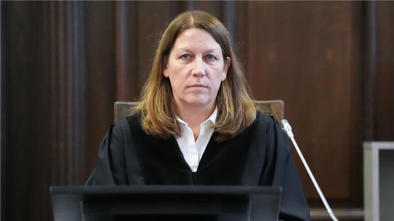 Mutmaßlicher Entführer: Bekamen im Block-Hotel Alias-Namen Die Vorsitzende Richterin Isabel Hildebrandt hat viele Fragen an den mutmaßlichen Chef der Entführer.