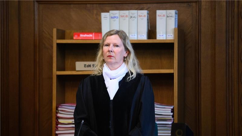 15 Patienten ermordet? - Palliativarzt schweigt im Prozess Die Vorsitzende Richterin Sylvia Busch im Gerichtssaal.