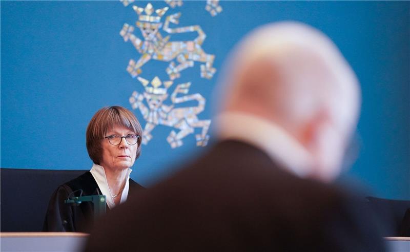 Kindesmissbrauch beim Schlafwandeln? Die Vorsitzende Richterin am Landgericht Lübeck Helga von Lukowicz sitzt zu Beginn des Prozesses wegen schweren sexuellen Missbrauchs eines Kindes im Sitzungssaal.